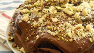 Восхитительный шоколадный блинный пирог с маскарпоне и манго