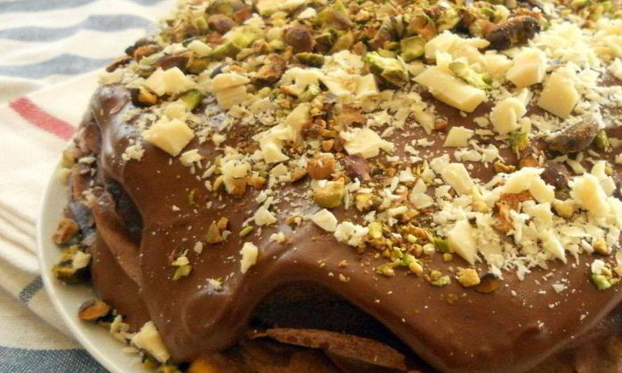 Рецепт восхитительного шоколадного блинного пирога с маскарпоне и манго