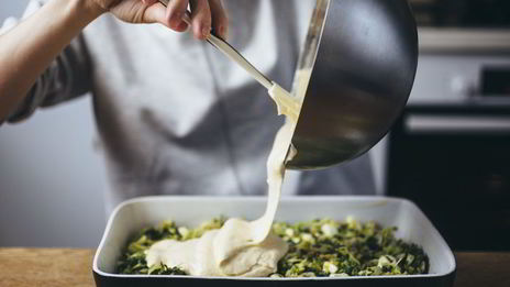 заливной пирог с молодой капустой и яйцом