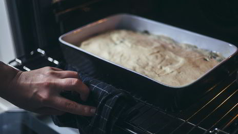 заливной пирог с молодой капустой и яйцом