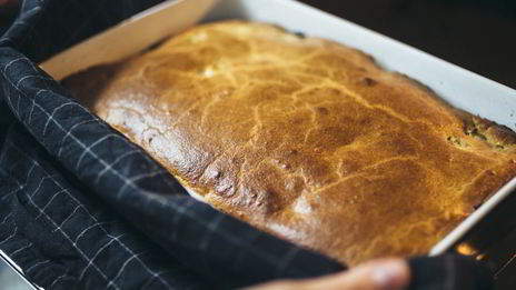 заливной пирог с молодой капустой и яйцом