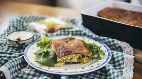 заливной пирог с молодой капустой и яйцом