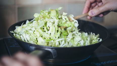заливной пирог с молодой капустой и яйцом