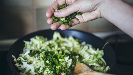 заливной пирог с молодой капустой и яйцом
