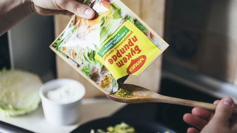 заливной пирог с молодой капустой и яйцом