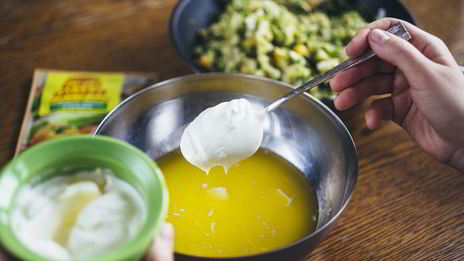 заливной пирог с молодой капустой и яйцом