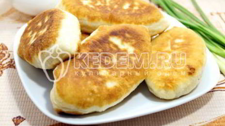 быстрые пирожки с яйцом и зеленым луком