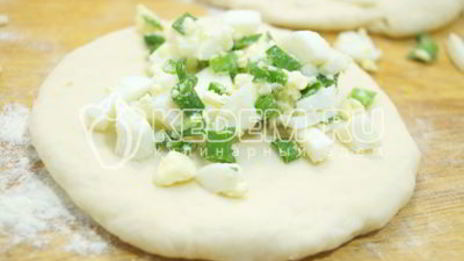 быстрые пирожки с яйцом и зеленым луком