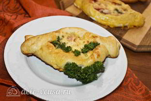 Дрожжевые пирожки с колбасой и сыром