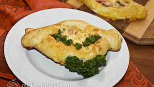 Дрожжевые пирожки с колбасой и сыром