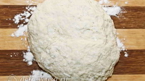 дрожжевые пирожки с колбасой и сыром