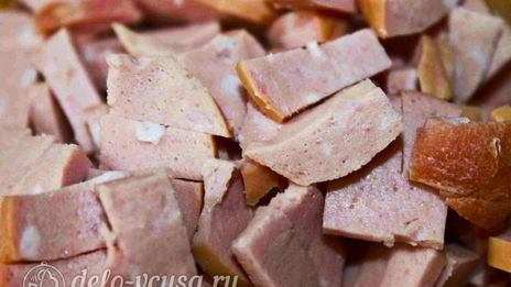 дрожжевые пирожки с колбасой и сыром