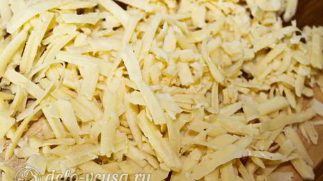 дрожжевые пирожки с колбасой и сыром