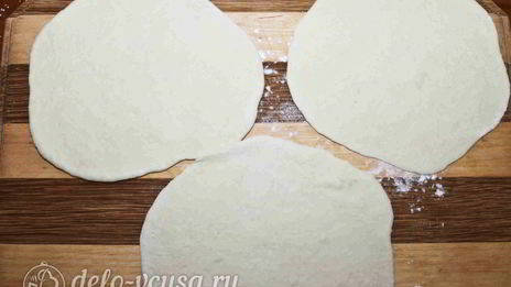 дрожжевые пирожки с колбасой и сыром