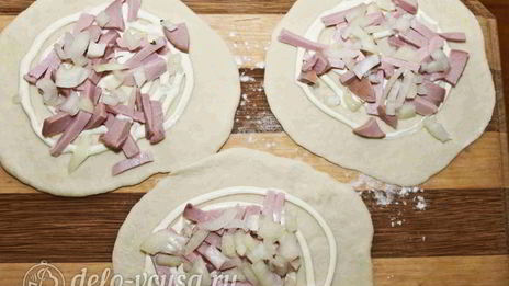 дрожжевые пирожки с колбасой и сыром