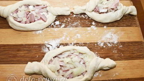 дрожжевые пирожки с колбасой и сыром