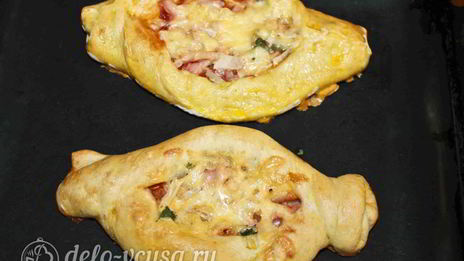 дрожжевые пирожки с колбасой и сыром