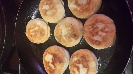 пирожки без дрожжей, яиц и молока бомбочки жареные