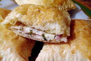 Пирожки из слоеного теста с сыром и ветчиной