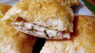 Пирожки из слоеного теста с сыром и ветчиной