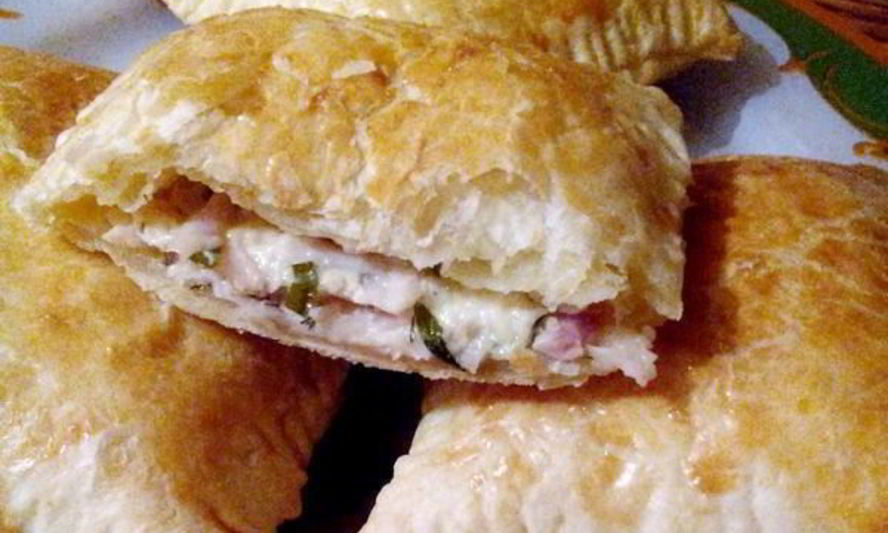 Рецепт пирожков из слоеного теста с сыром и ветчиной