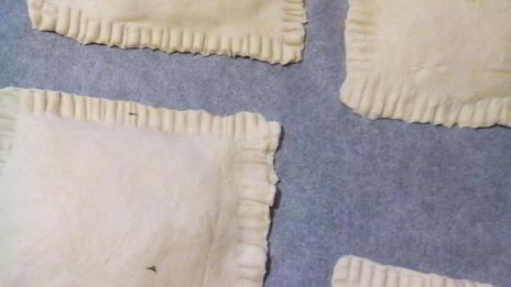 пирожки из слоеного теста с сыром и ветчиной