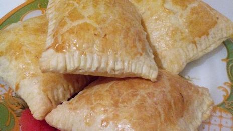 пирожки из слоеного теста с сыром и ветчиной