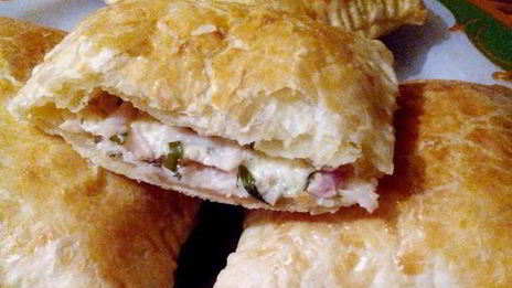 пирожки из слоеного теста с сыром и ветчиной