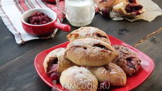 Пирожки на молоке с вишней