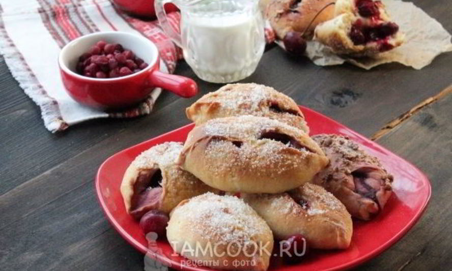 Рецепт пирожков на молоке с вишней