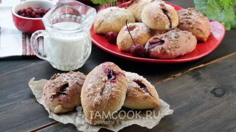 пирожки на молоке с вишней