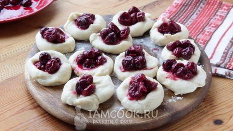пирожки на молоке с вишней