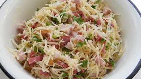 пирожки погача с колбасой и сыром