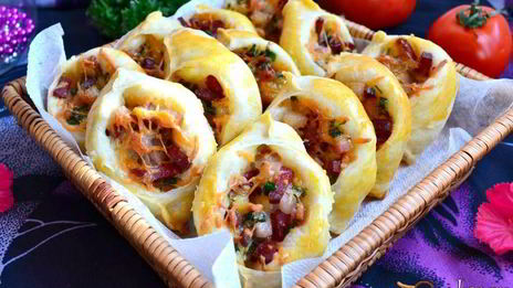 пирожки погача с колбасой и сыром