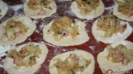 пирожки с капустой и сосисками