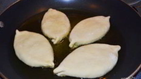 пирожки с картошкой, жаренные на сковороде