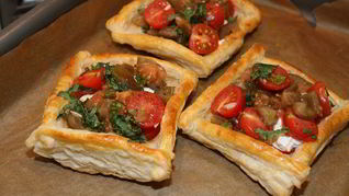 Пирожки с козьим сыром, помидорами и базиликом