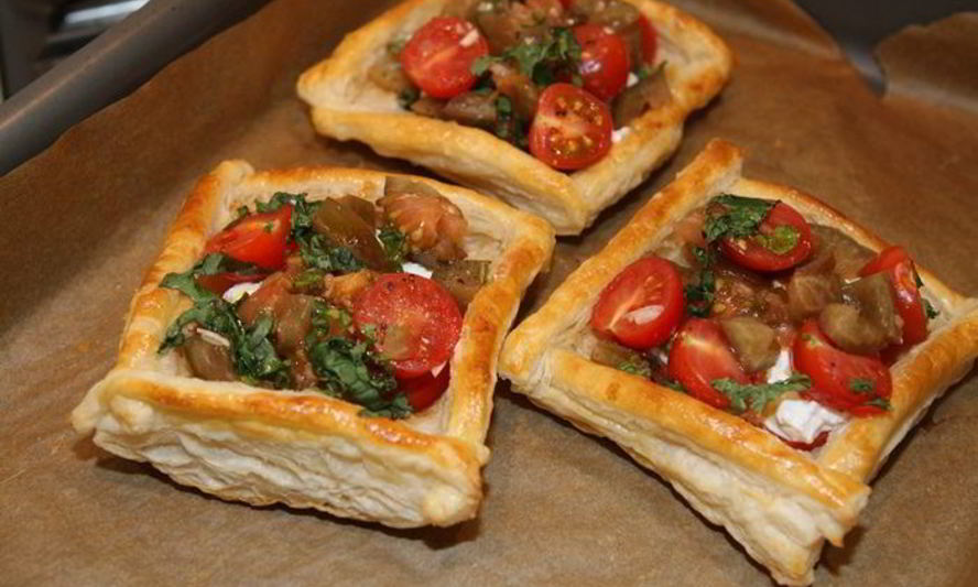 Рецепт пирожков с козьим сыром, помидорами и базиликом