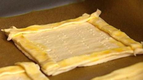 пирожки с козьим сыром, помидорами и базиликом