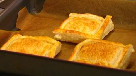 пирожки с козьим сыром, помидорами и базиликом