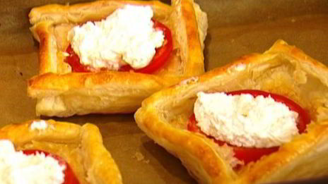 пирожки с козьим сыром, помидорами и базиликом