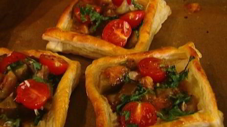 пирожки с козьим сыром, помидорами и базиликом