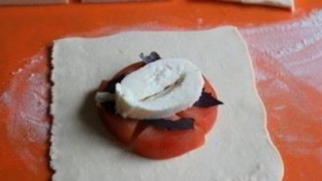 пирожки с помидорами и базиликом