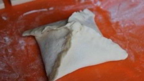 пирожки с помидорами и базиликом