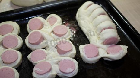 пирожки с сосиской в духовке гусеницы