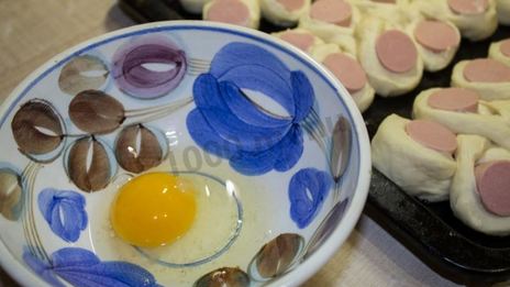 пирожки с сосиской в духовке гусеницы