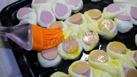 пирожки с сосиской в духовке гусеницы