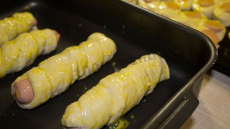 пирожки с сосиской в духовке гусеницы