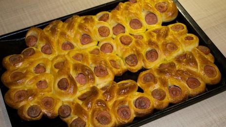 пирожки с сосиской в духовке гусеницы