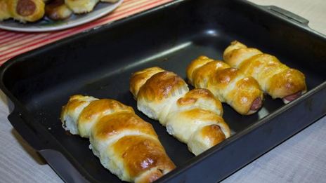пирожки с сосиской в духовке гусеницы